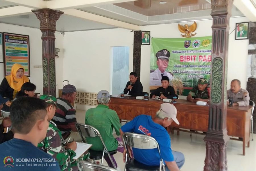 Dukung Ketahanan Pangan, Babinsa Koramil Tarub Dampingi Penyaluran Bantuan Bibit Padi