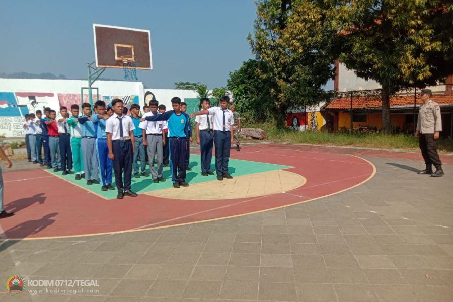 Jelang HUT RI Ke � 79, Babinsa Koramil Balapulang Latih Paskibra Tingkat Kecamatan