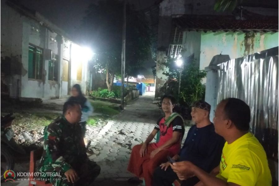 Ciptakan Situasi Kondusif, Babinsa Lebaksiu Komsos Di Malam Hari