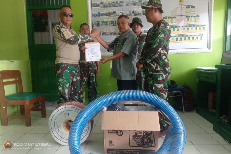 Danramil Pangkah Serahkan Bantuan Pompa Air Kepada Anggota Kelompok Tani