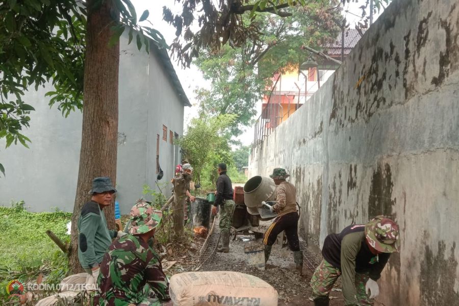 Anggota Koramil Adiwerna Laksanakan Karya Bhakti Pembuatan Jalan Setapak