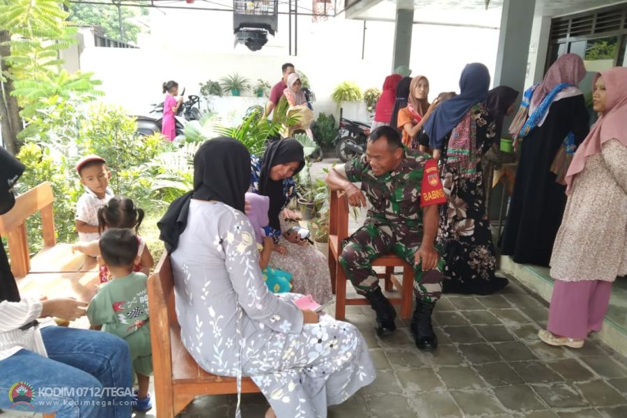 Babinsa Koramil Tegal Selatan Damping Posyandu Balita
