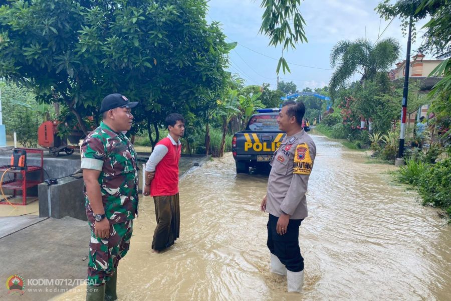 Babinsa Koramil Kramat Pantau Desa Binaan Yang Terendam Banjir