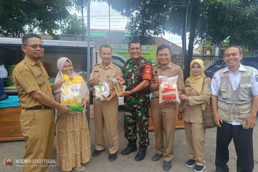 Babinsa Koramil Slawi Damping Kegiatan Gerakan Pangan Murah