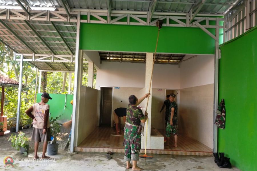 Babinsa Kodim Tegal Bersama Warga Bersihkan Masjid Nurul Huda Dan Bag-Bagi Nasi Bungkus