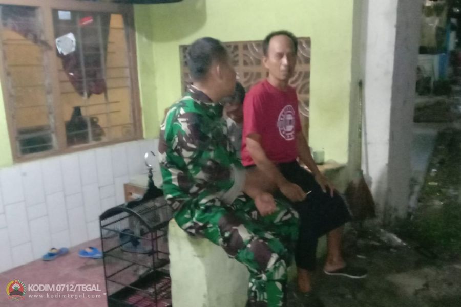 Lakukan Komsos Disela Patroli Malam