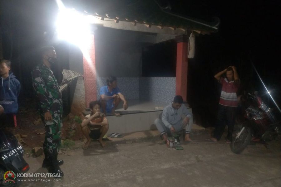 Babinsa Koramil 17 Balapulang Sambangi Pos Ronda, Beri Motivasi Jaga Keamanan