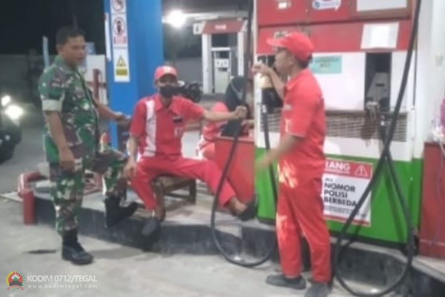 Babinsa Koramil Pangkah Kunjungi SPBU Komsos Bersama Warga Dan Karyawan SPBU