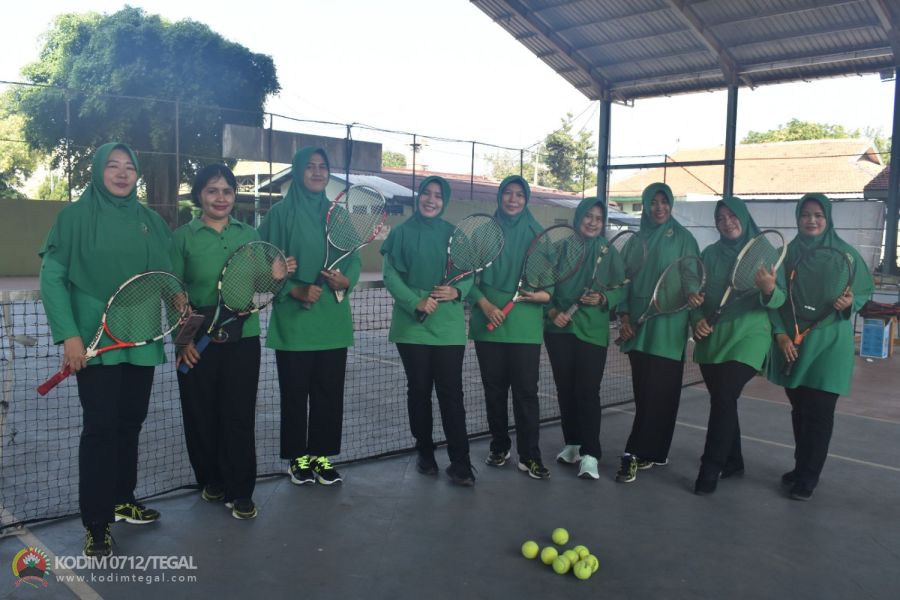 Persit KCK Cabang XXII Kodim 0712/Tegal menggelar olahraga bersama