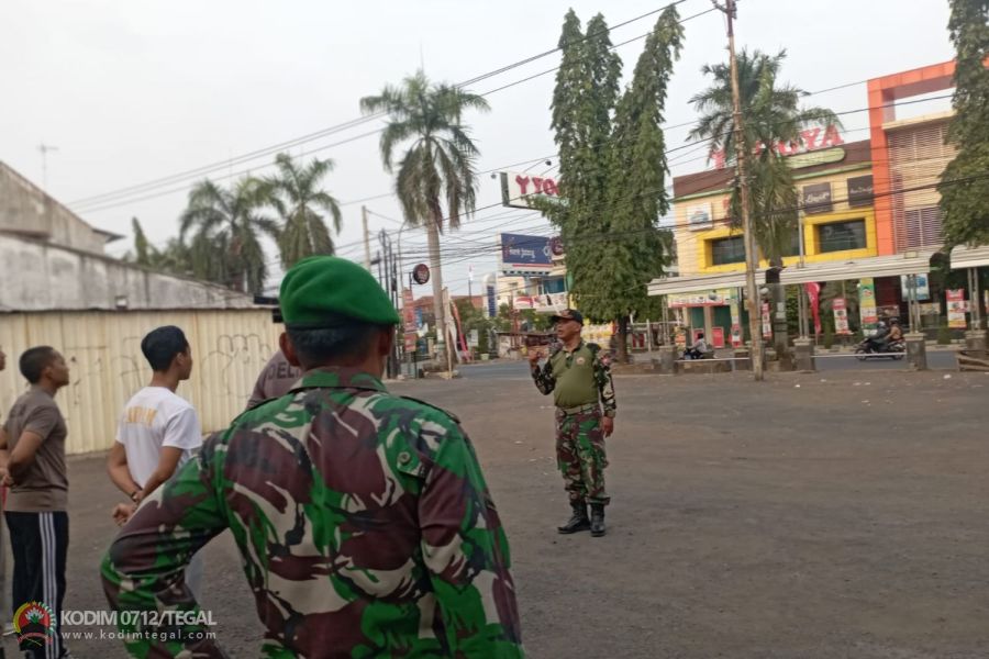 Tingkatkan Kerjasama, Babinsa Slawi Latih PBB Security