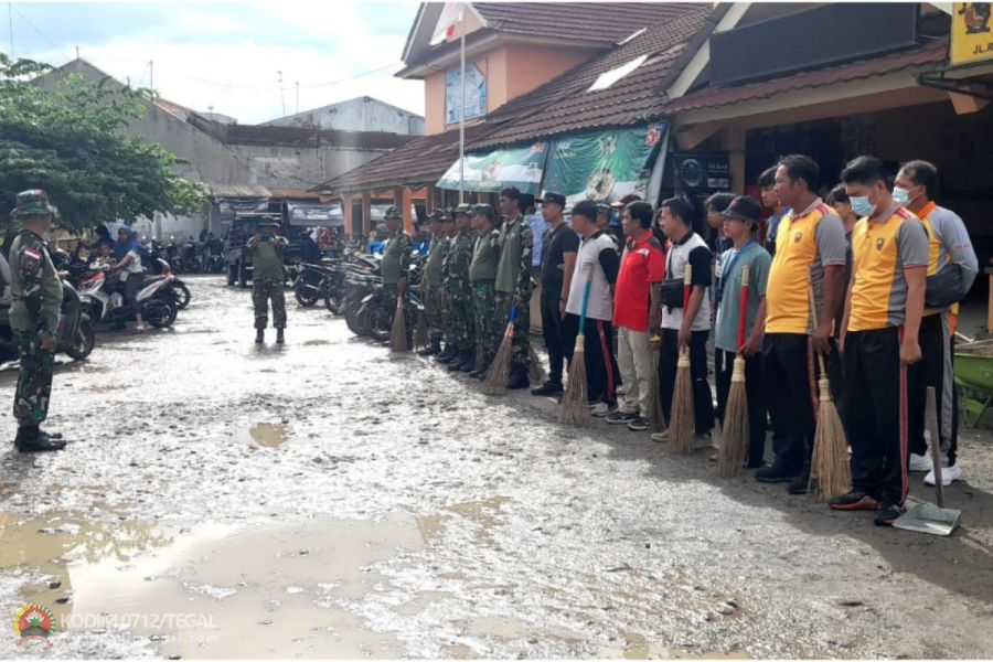Danramil Lebaksiu Kodim 0712 Tegal Korem 071 Wijayakusuma Pimpin Pembersihan Pasar Tradisional