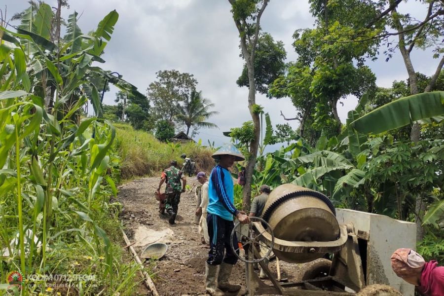 Babinsa Koramil Bumijawa Bersama Warga Gotong Royong Perbaiki Jalan Rusak