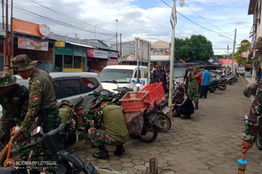 Dalam Rangka Pemilu Damai, Personil TNI Bersihkan Pasar Tradisional Cindai