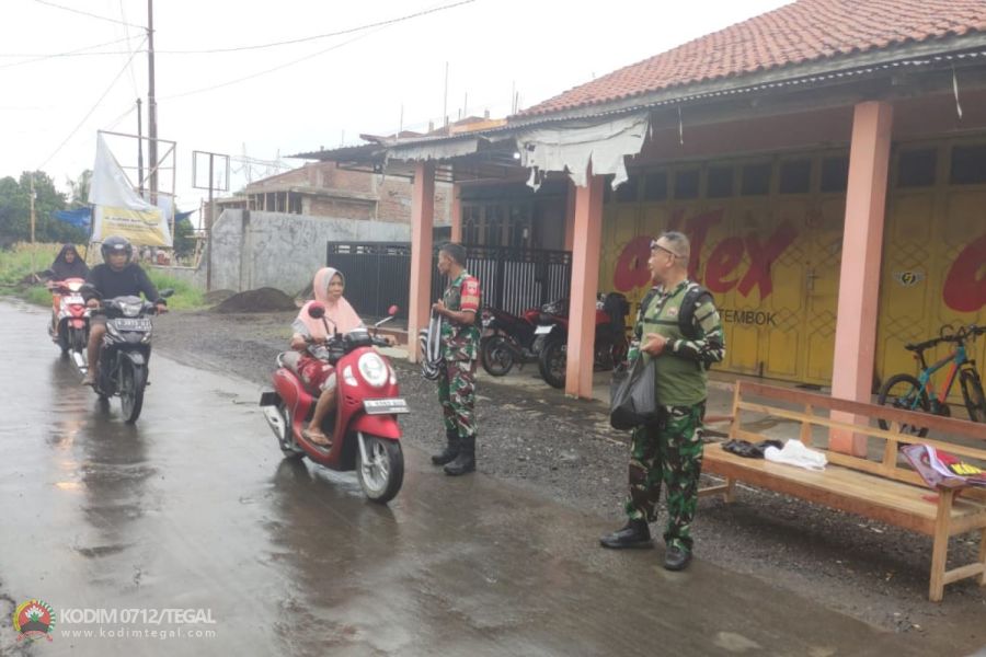 Personil Koramil 11 Pangkah Kodim 0712 Tegal Korem 071 Wijayakusuma Hadang Warga Yang Melintas