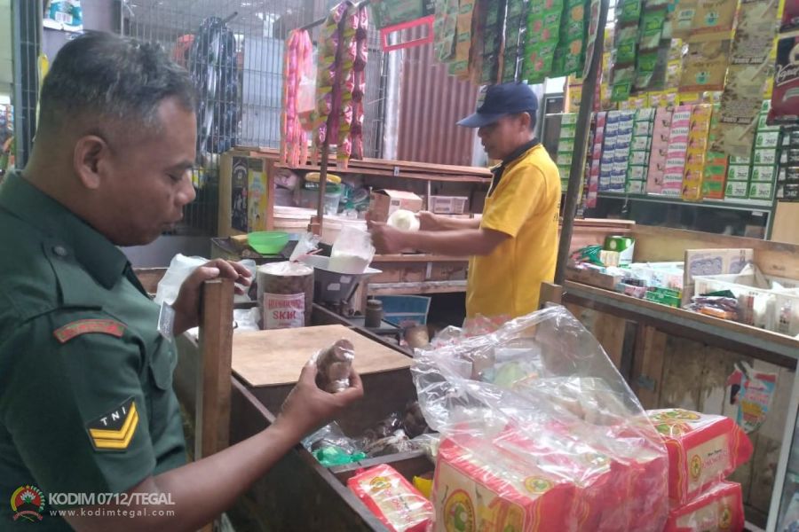 Babinsa Koramil Margasari Cek Harga Sembako