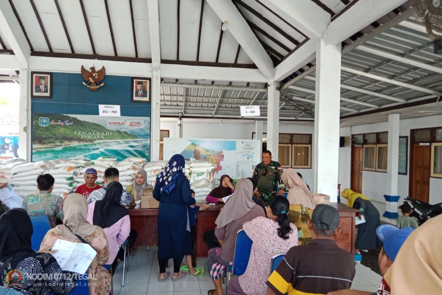 Pastikan Lancar, Babinsa Serka Aswin Dampingi Pendistribusian Bantuan Pangan