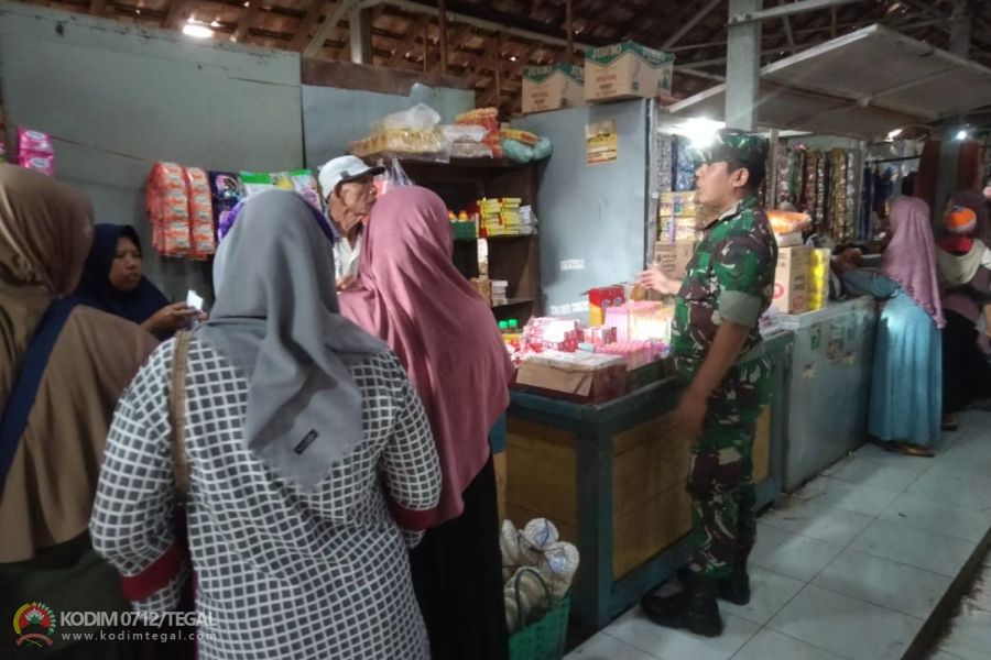 Cek Ketersediaan Harga Sembako, Babinsa Serda Edi Turun Langsung Ke Pasar Tradisional
