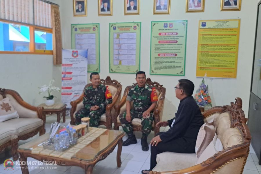 Babinsa Koramil Tegal Selatan Komsos Dengan Kepala Sekolah SMP N 7 Randugunting