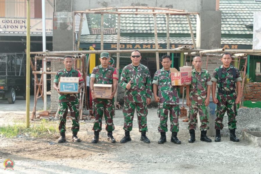 Jumat Berkah, Anggota Koramil Pangkah Bagikan Nasi Ponggol
