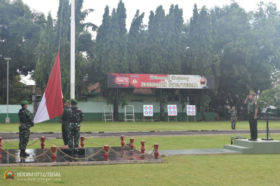 Kasdim 0712 Tegal Pimpin Upacara Bendera Hari Senin