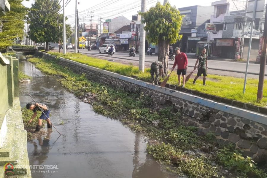 Peduli Kebersihan, Anggota Kodim 0712 Tegal Laksanakan Pembersihan Pangkalan