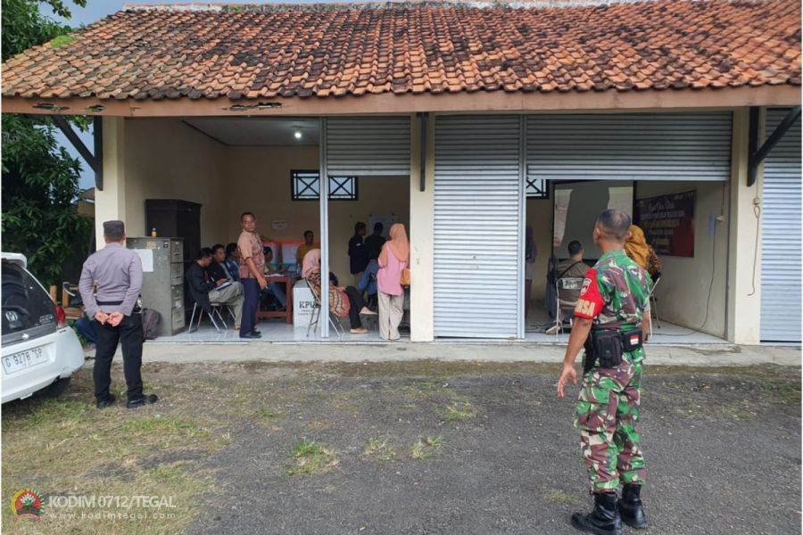Babinsa Kodim Tegal Bersama Bhabinkamtibmas Amankan Rapat Pleno Penghitungan Suara Pemilu 2024