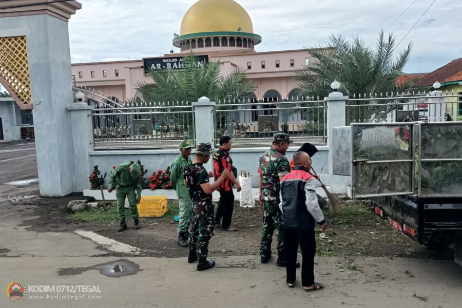Menuju Pemilu Damai, Personil Kodim 0712 Tegal Korem 071 Bersih - Bersih Masjid