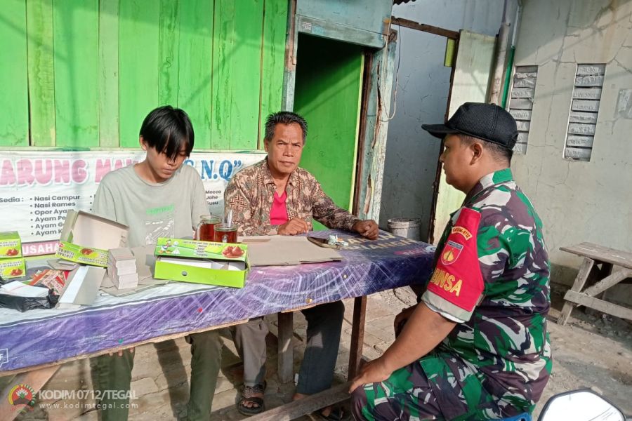 Babinsa Kodim 0712 Tegal Korem 071 Wijayakusuma Sambangi Warga