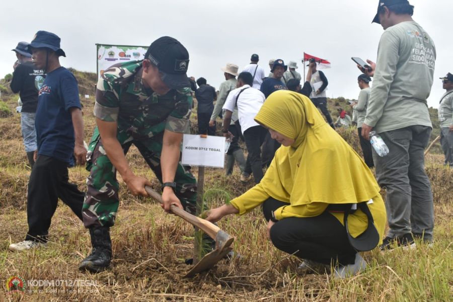 Jaga Kelestarian Alam, Dandim 0712 Tegal Hadiri  Penanaman Pohon