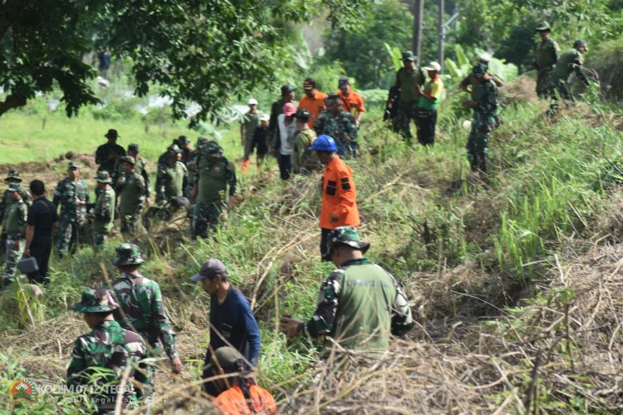 TNI-Polri Kabupaten Tegal Jaga Keberlanjutan Lingkungan Dengan Menanam Pohon