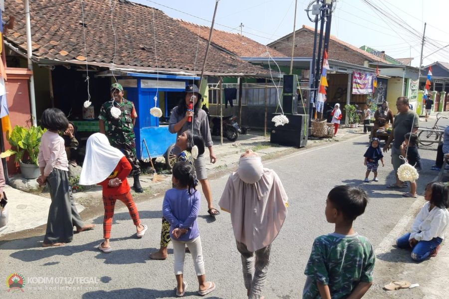 Babinsa Koramil Slawi Pantau Perlombaan Rakyat Sambut HUT RI Ke 79 Tahun 2024