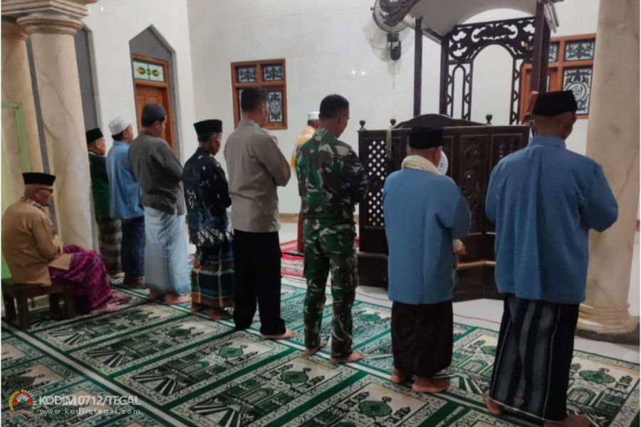 Mantapkan Iman Dan Taqwa, Babinsa Koramil Lebaksiu Sholat Subuh Berjamaah di Wilayah Binaan