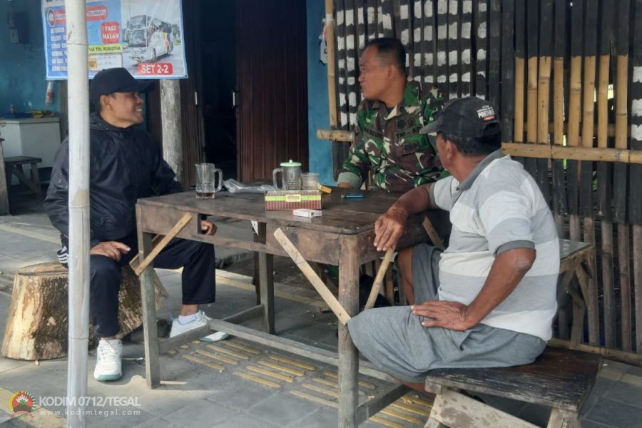 Pererat Hubungan Dengan Masyarakat, Babinsa Koramil Margasari Laksanakan Komsos Di Sebuah Warung