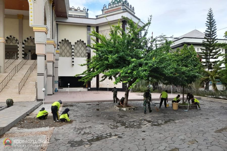 Jaga Kebersihan Tempat Ibadah, Babinsa Kodim 0712Tegal Korem 071 Kerja Bakti Bersihkan Masjid