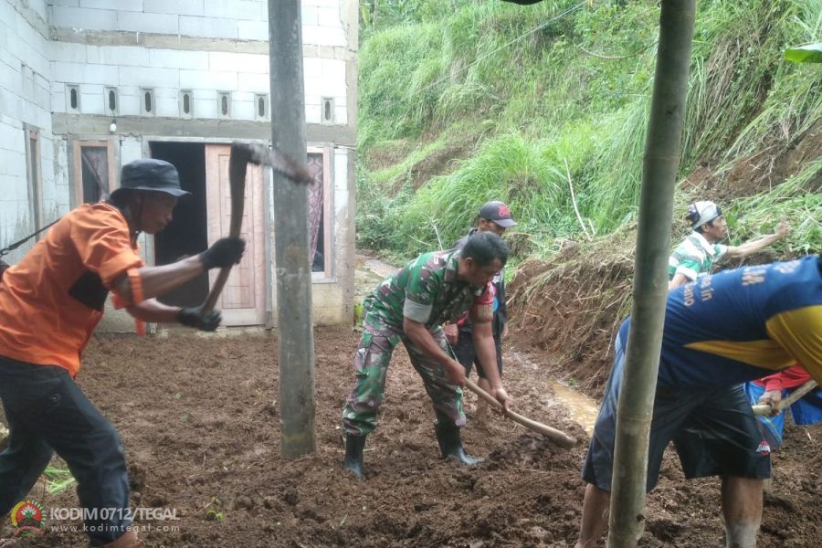 Dengan Gotong Royong, Babinsa Sertu Topik Bantu Warga Binaan Yang Tertimpa Longsor