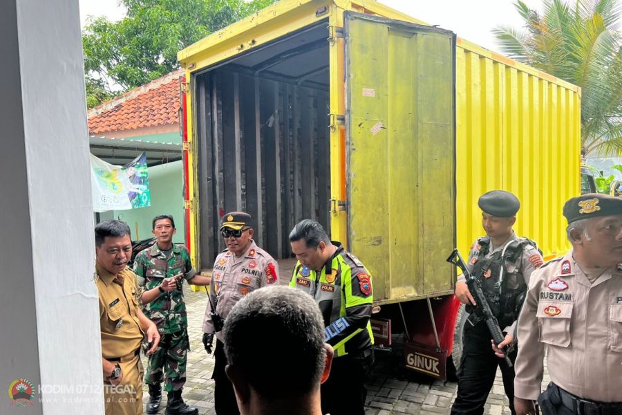 Babinsa Koramil Tegal Barat Kawal Pendistribusian Logistik Pemilu 2024