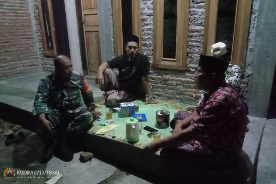 Pererat Sinergitas, Babinsa Koramil Kramat Komsos Dengan Warga Desa Binaan