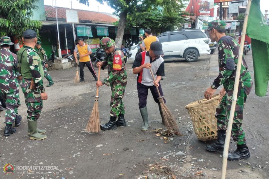 Cegah Penyakit, Anggota Kodim 0712 Tegal Korem 071 Wijayakusuma Bersama Warga Bersihkan Pasar