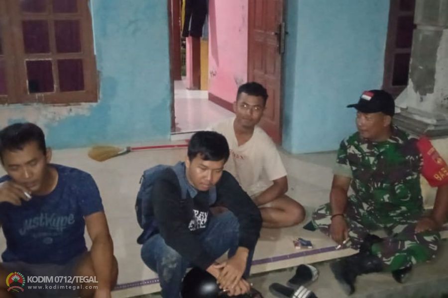 Komsos Dengan Warga, Babinsa Koramil 11 Pangkah Rutin Pantau Wilayah Binaan Di Desa Talok