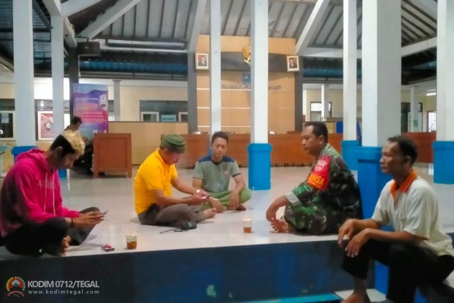 Babinsa Kodim Tegal Monitoring Wilayah Guna Mencari Informasi Bersama Dengan Mitra Karib