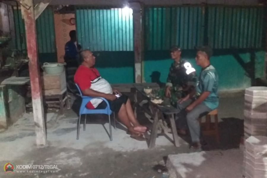 Patroli Malam Bersama, Babinsa Talang Sempatkan Komsos Dengan Warga