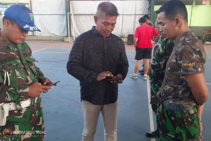 Pastikan Tidak Ada Aplikasi Judi Online, HP Prajurit Kodim Tegal Di Cek Pasi Intel