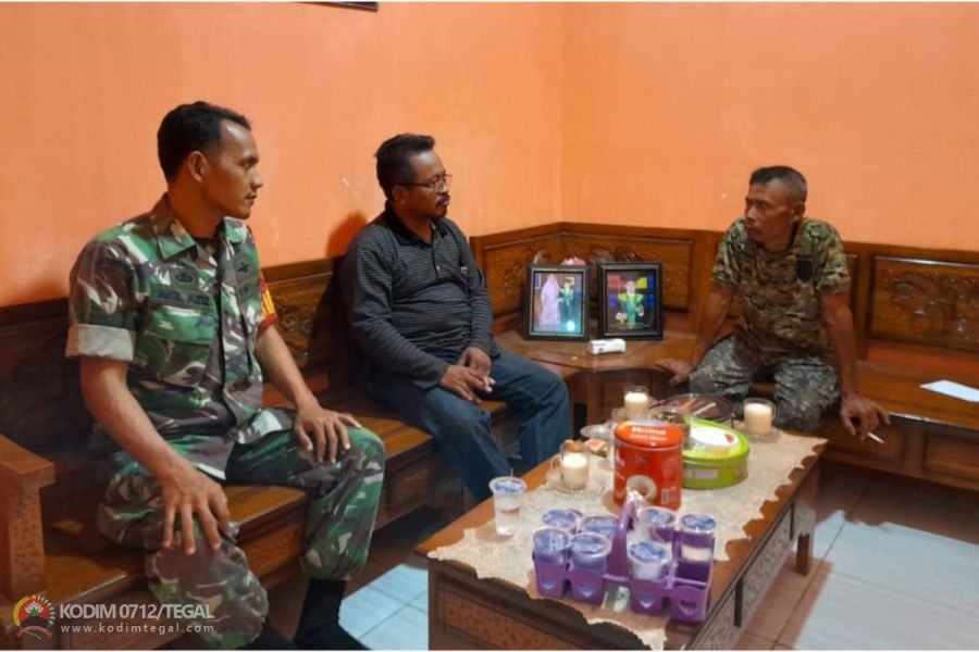 Babinsa Lebaksiu Koramil 0712 Tegal Korem 071 Wijayakusuma Sambangi Warga Yamansari