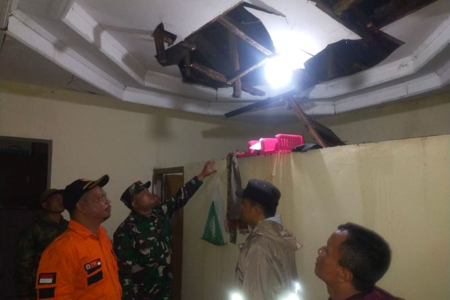 Gerak Cepat Babinsa Kodim Tegal Bantu Rumah Warga Tertimpa Pohon Tumbang