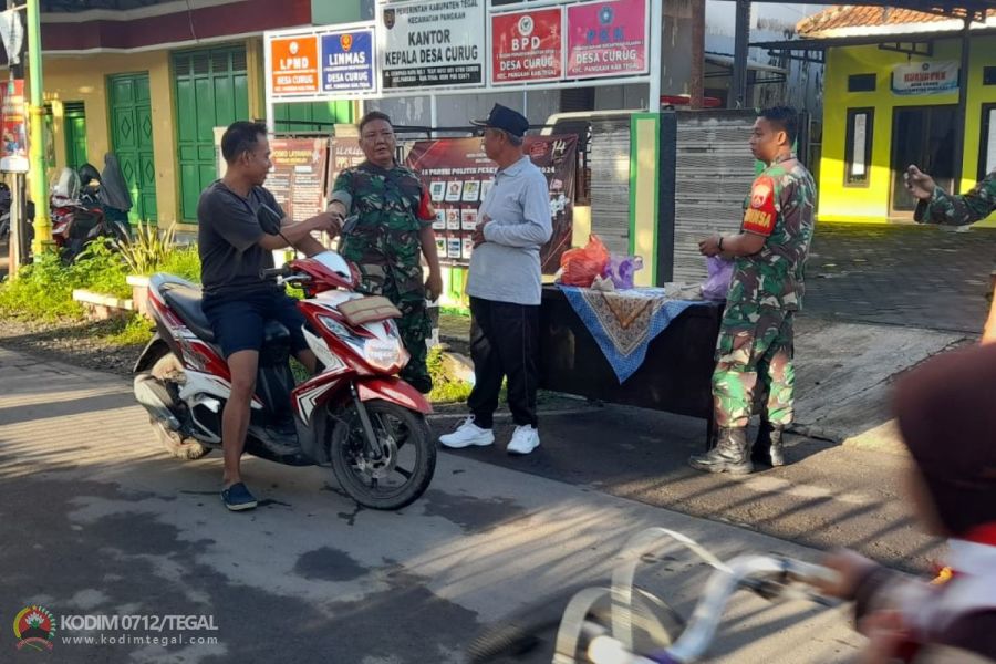 Upaya Mengatasi Kesulitan Rakyat, Koramil Pangkah Bagikan Nasi Bungkus