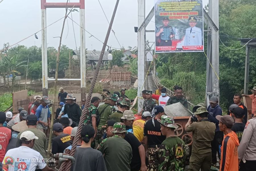 Dandim 0712 Tegal Turun Langsung Pendirian Tiang Pancang Jembatan Gantung Banjaragung