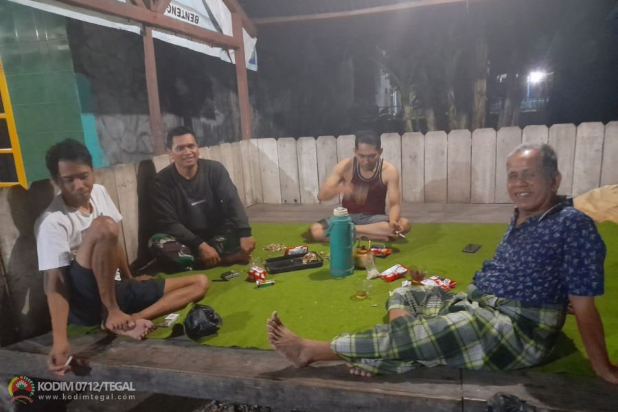 Ciptakan Rasa Aman dan Nyaman di Desa Binaan, Babinsa Talang Datangi Pos Kamling