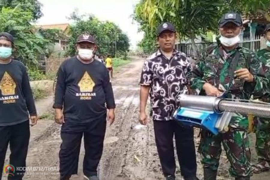 Basmi Sarang Nyamuk, Babinsa Koramil Warureja Bantu Kegiatan Fogging