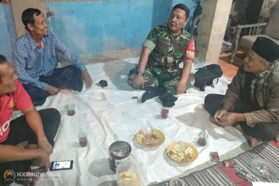 Pantau Wilayah Binaan Babinsa Melaksanakan Patroli Dan Komsos Dengan Warga