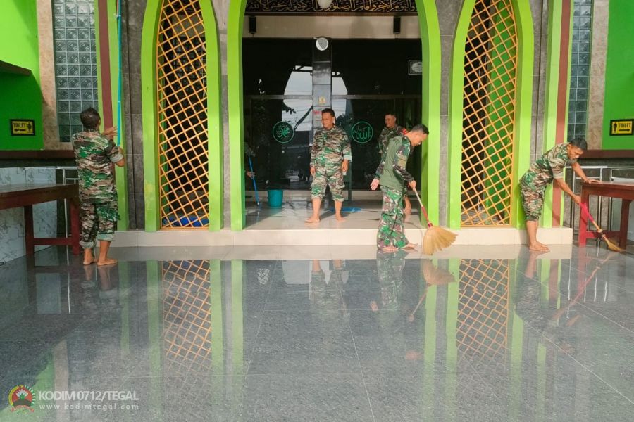 Anggota TNI Bersih � Bersih Masjid Baiturrahim Balamoa